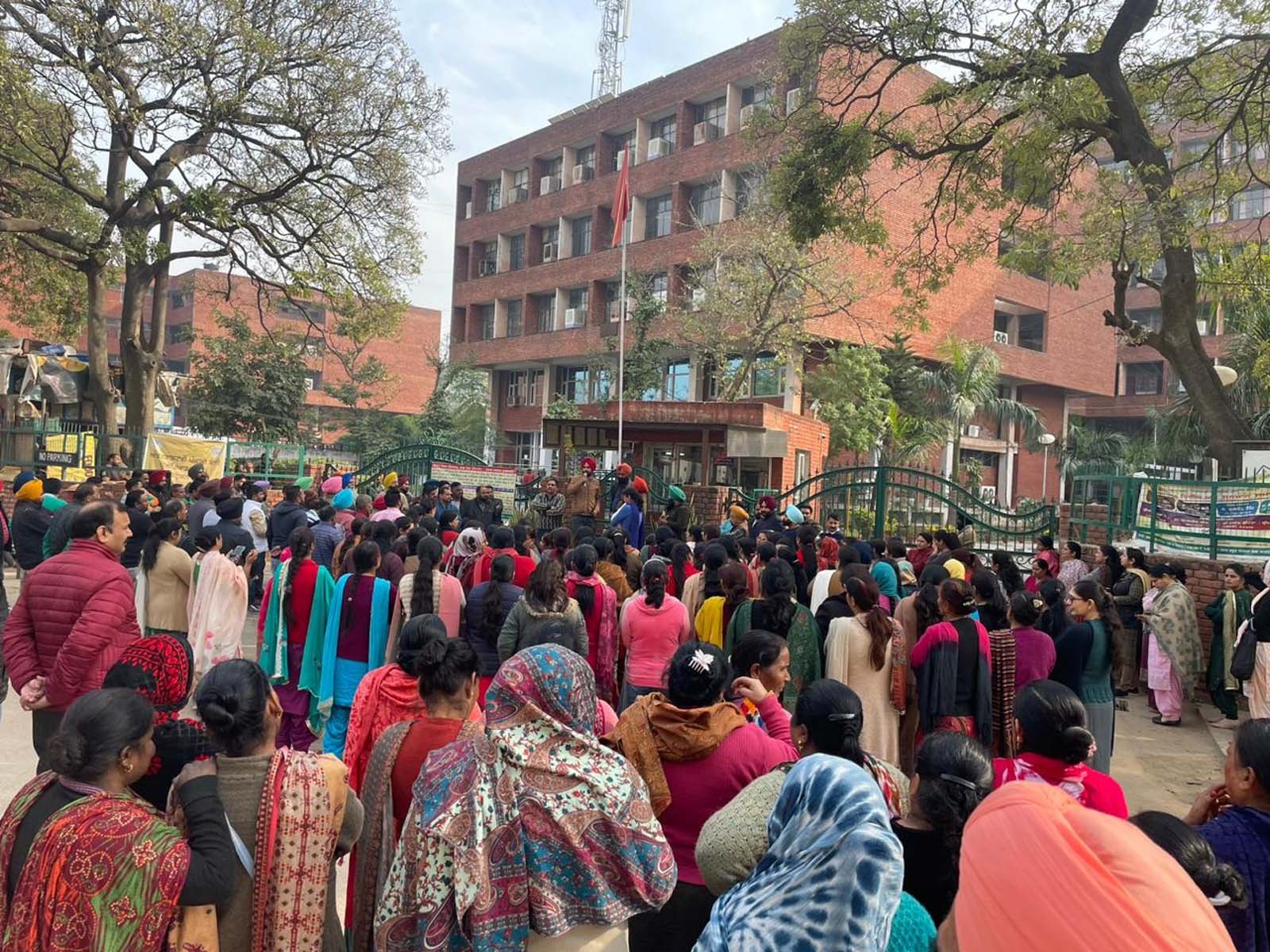 पंजाब स्कूल शिक्षा बोर्ड के कच्चे कर्मचारियों की रैली